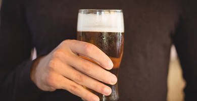 ¿Cómo afecta el alcohol a la caída del cabello?